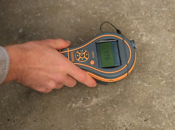 수분 측정기로 바닥 상태를 확인하는 장면