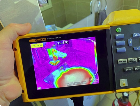 열화상 카메라로 누수 의심 지점을 확인하는 장면